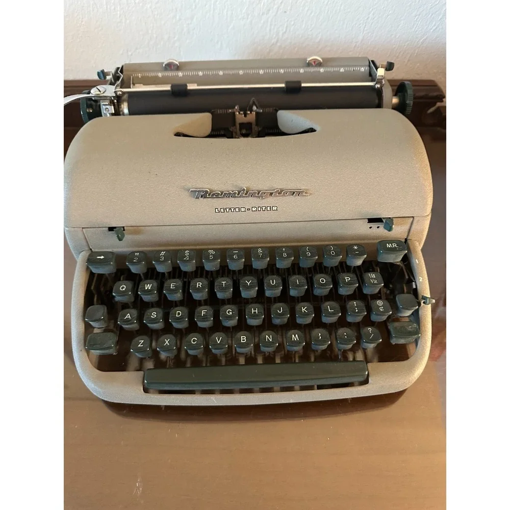 Vintage Remington Quiet Riter‎ Typewriter With Miracle Tab Green Case UNTESTED